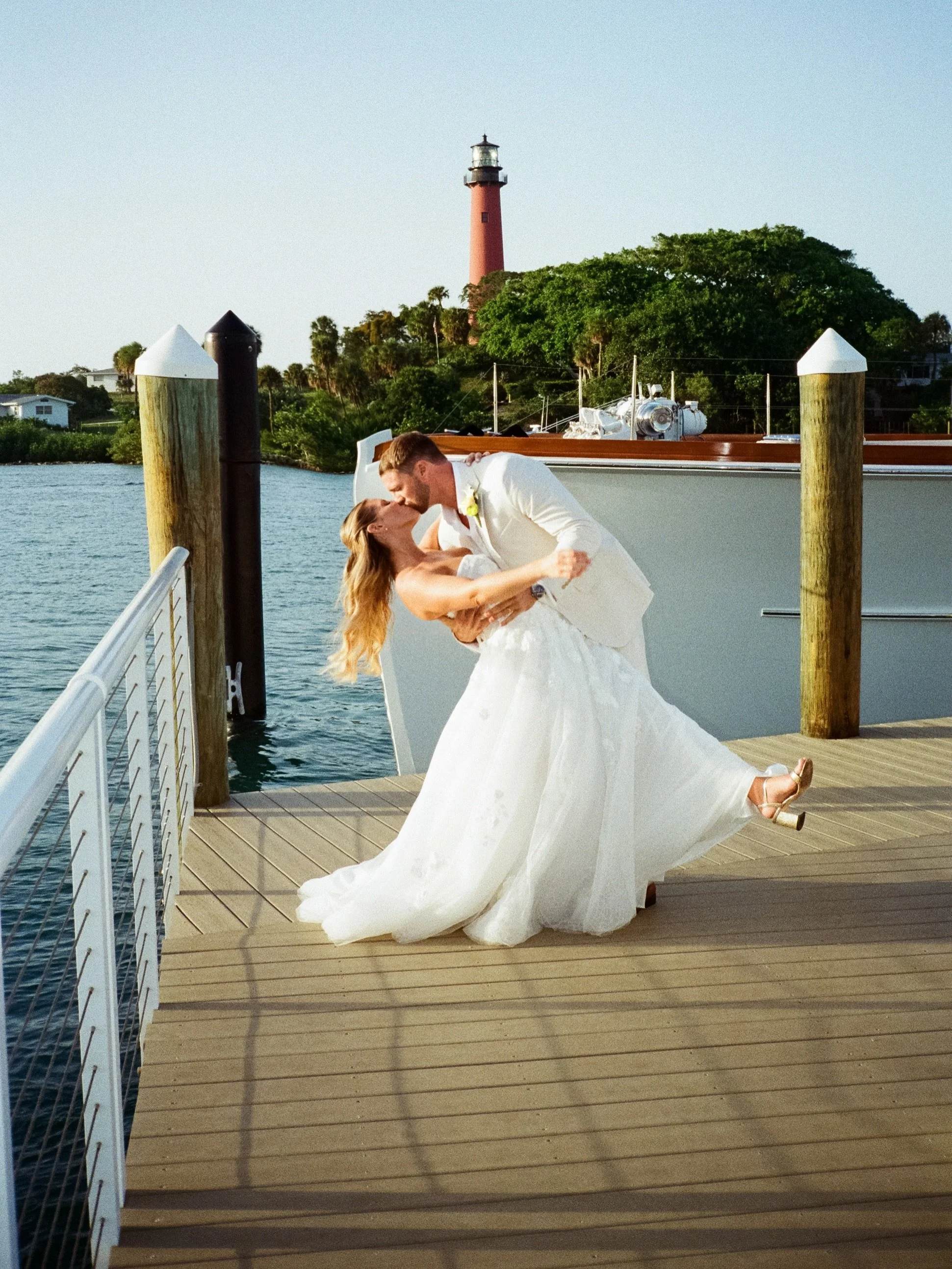 postcard from @pelicanclub_jupiter ⚓️🚢🌴 where coastal elegance, dockside cocktails, passed hors d&rsquo;oeuvres, and waterfront views come together effortlessly