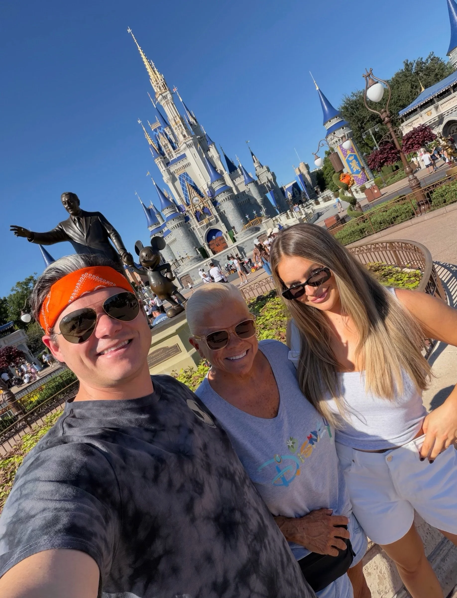 rang in 31 as disney adults with my favorite people 🏰✨ so proud of my mom for walking 40k steps (day two in flip flops!!) and going on every single ride 🥹 I loved disney as a child, but I owe my brother an apology for all the eye rolls every time h