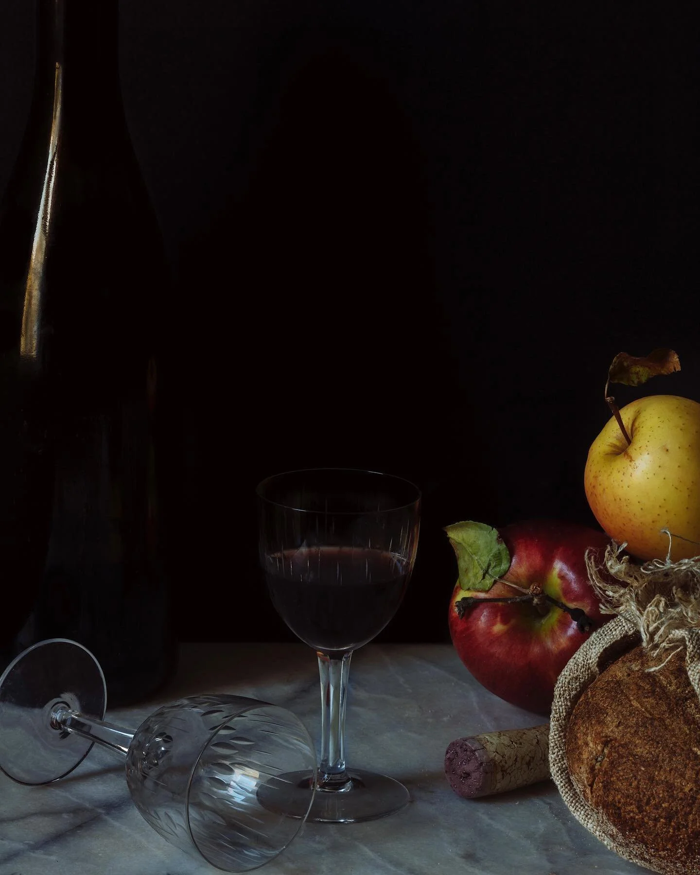 Pass me a glass...or two. Simple still life today with @solocucinamarket bread and @jordans_farm apples .
.
.
.
.
.
.
.
#maine #portland #wine #stilllife