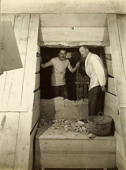 Howard Carter and Lord Carnarvon in front of the door to Tutankhamun's tomb