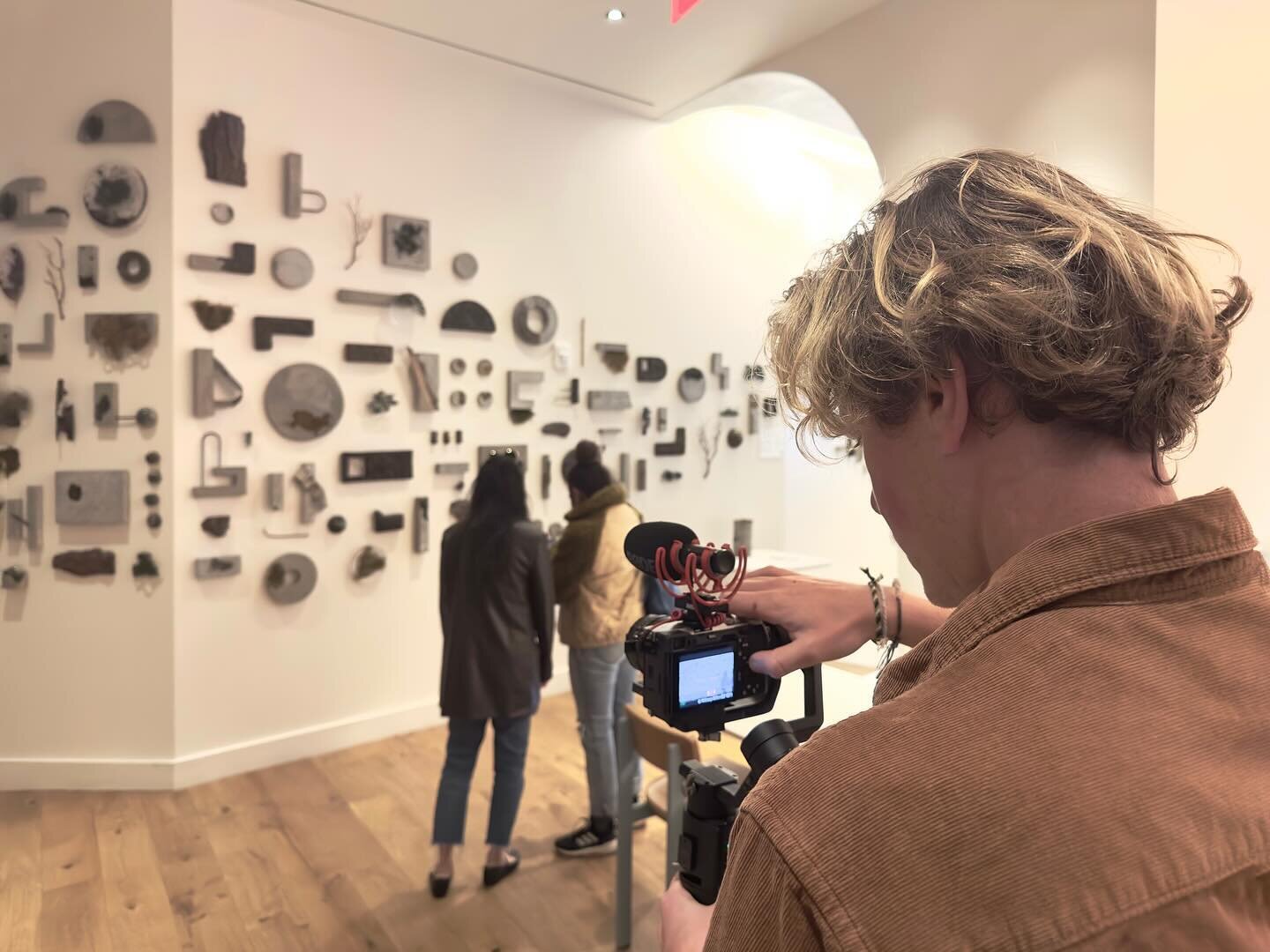 Behind the scene of the previous post. 
🎥 @kylanpb 

&bull;
&bull;
&bull;
&bull;
&bull;
#sasinunzohm #emergingartist #wallinstallation #concreteart #naturalartistry #wallsculpture #creativecollective #tappancollective #hotelinterior #moderninterior 