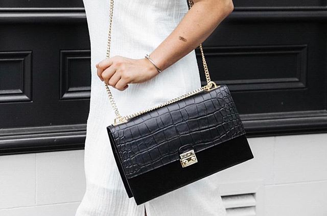 Monochrome at its best with the ever gorgeous and talented @anorganisedlife and our midnight chain bag. Definitely a favourite at HQ #tout #toutbags #italianleather #chainbag