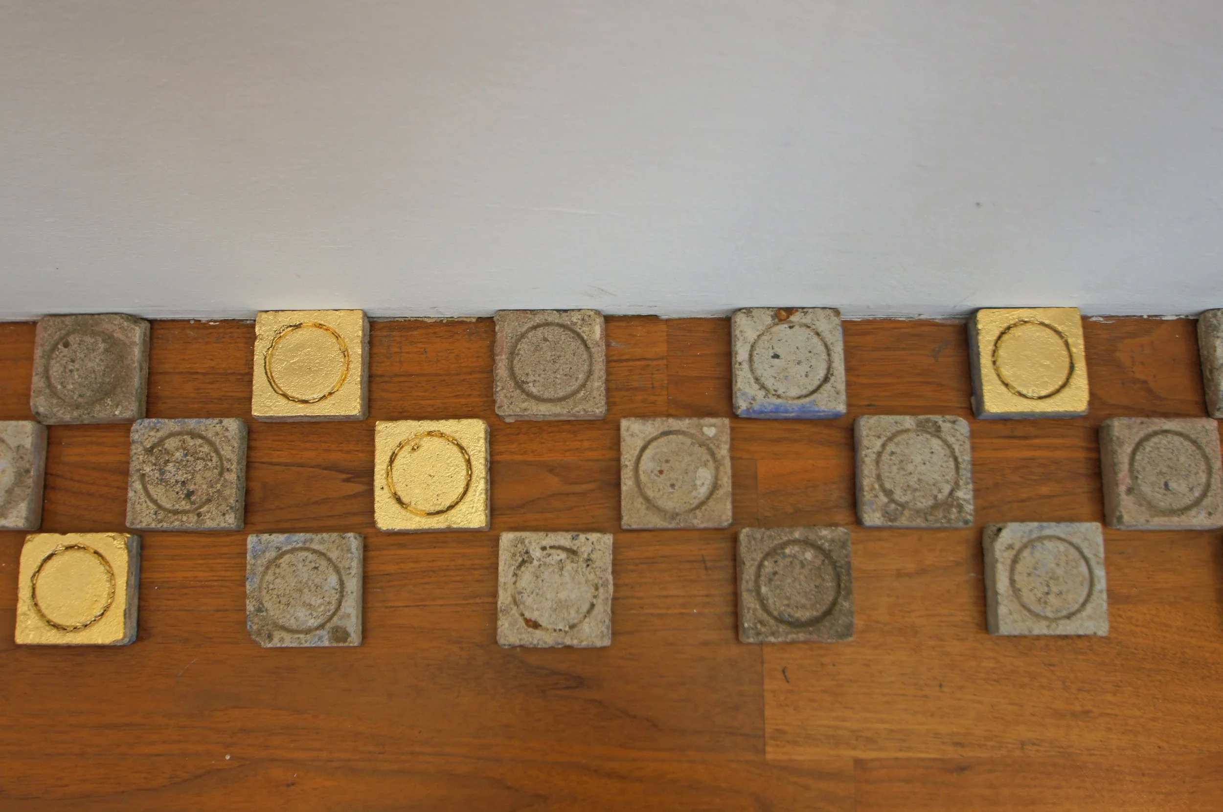  Kreise, Stein-Plättli, teilweise vergoldet, je 7x7 cm 