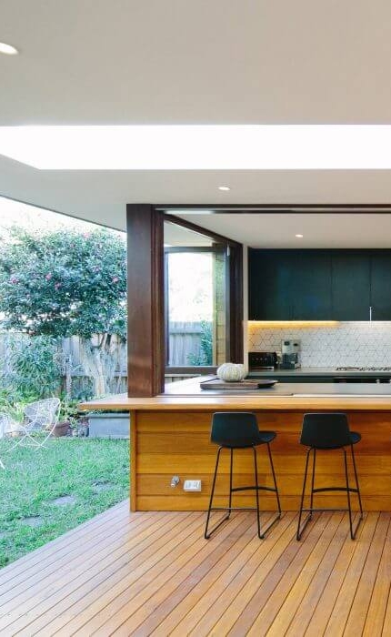 indoor / outdoor kitchen courtyard house in Sydney | Photography by Ann-Louise Buck | designed by Davis Architects