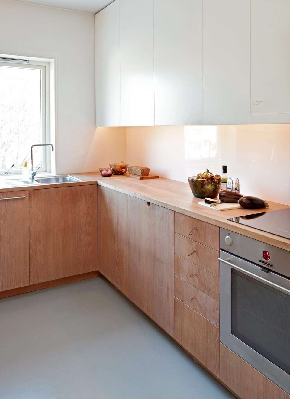 notice the shoe lace handles, are they effective? looks great though. Norway kitchen via klikk.no