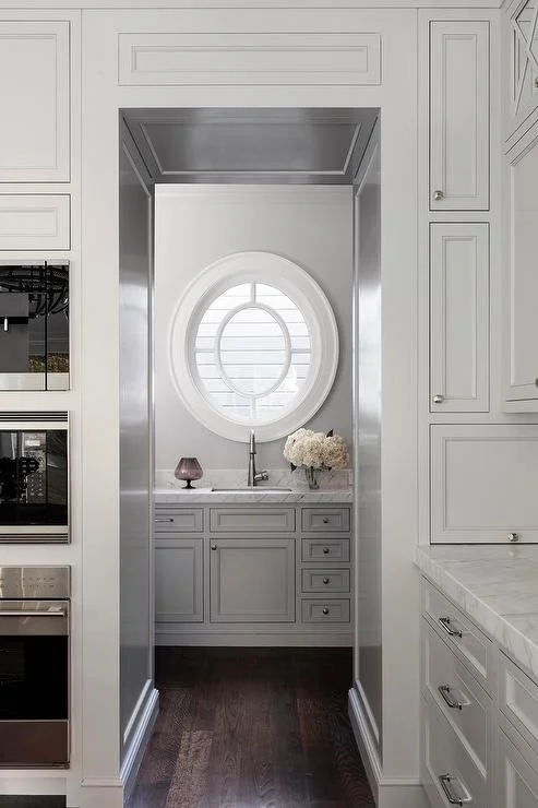 Another oval window. It's a wonderful focal point and somehow balances all the straight edges of the joinery. | source: decorpad.com