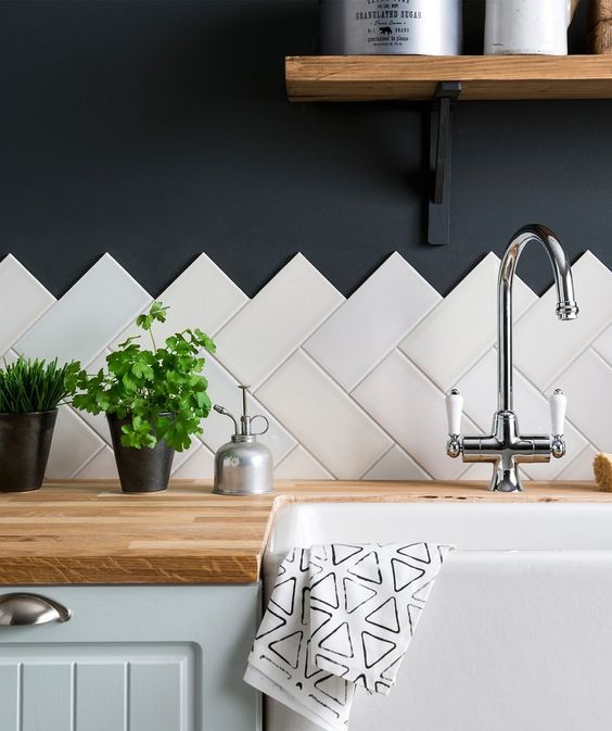 An unfinished edge using white subway tiles (on diagonal) and black wall is quite dramatic. Image source: Topps Tiles