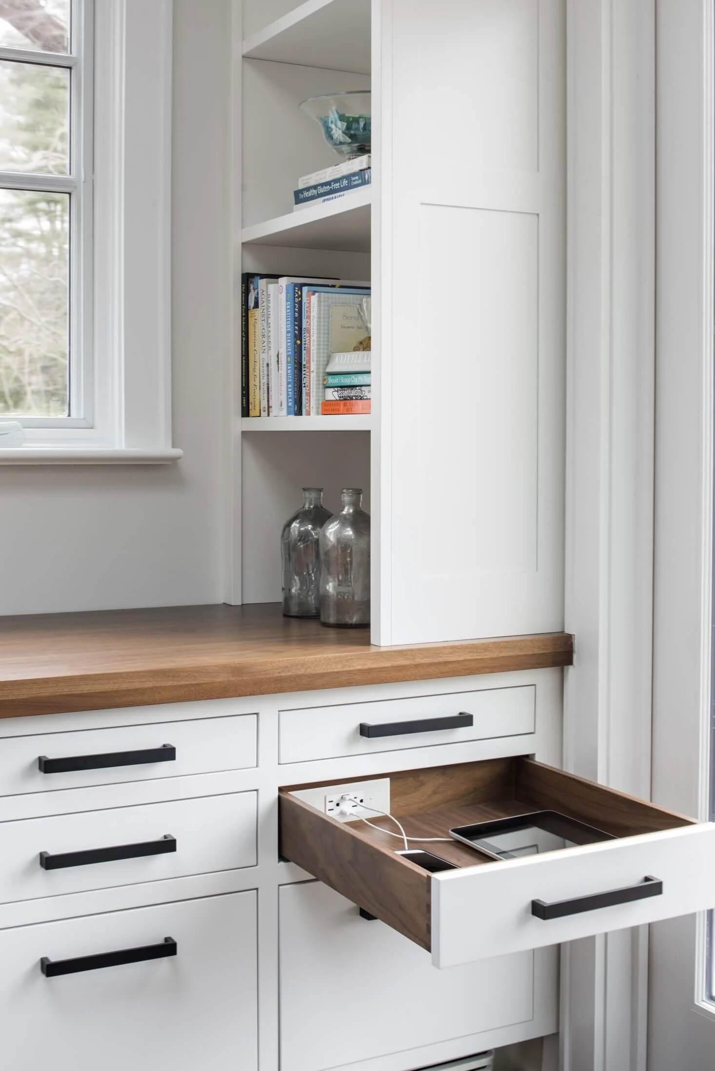 Charge your devices in a drawer: Electronic Devices Zone | fitting: Hafele Docking Drawer