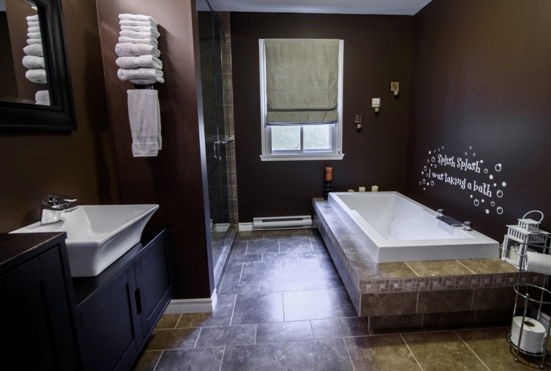 amazing-bathroom-large-bathtub-585-Rue-Doris-Greenfield-Park-qc.jpg