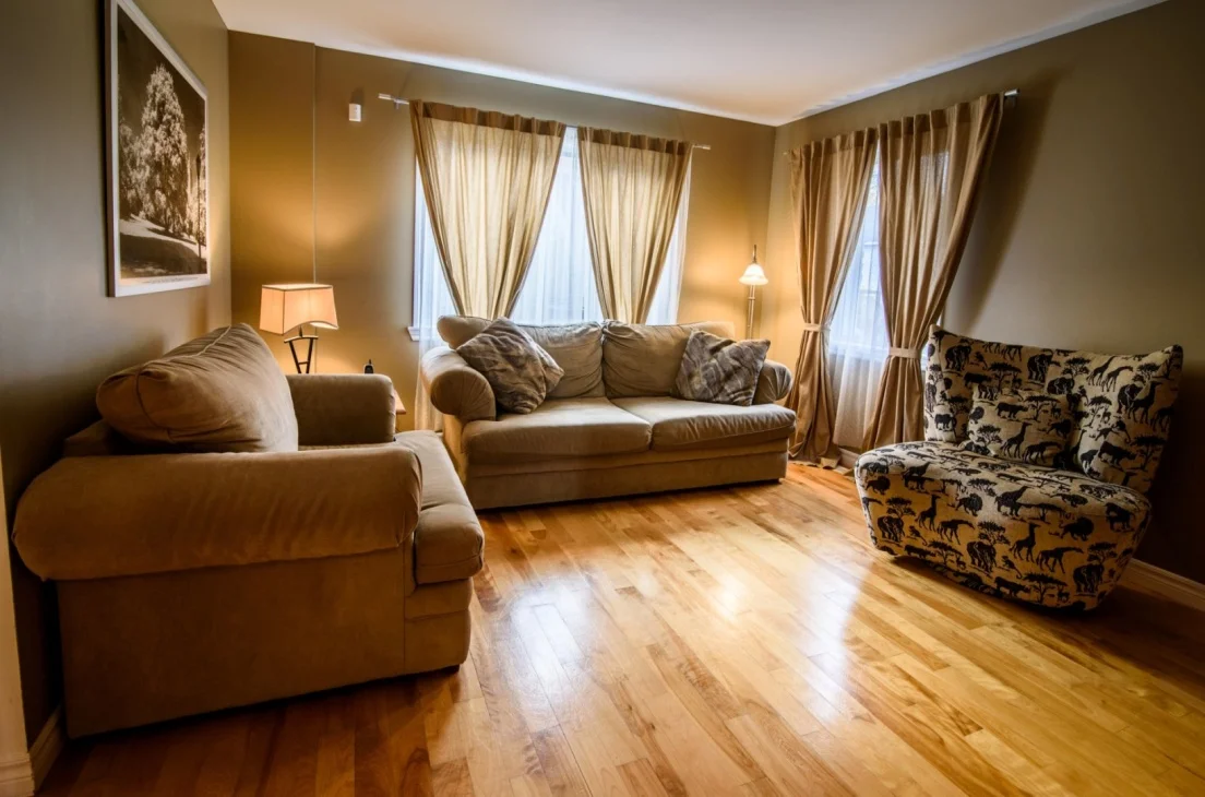 comfortable-living-room-renovated-floors-585-Rue-Doris-Greenfield-Park-qc.jpg