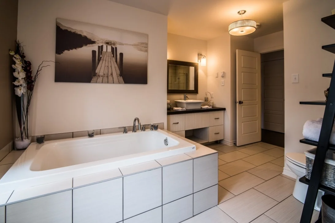 bathroom-view-6135-rue-de-lusa-app-5-brossard-qc.jpg