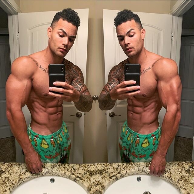 Woke up at my lowest weight this morning. Felt flat today so we just had @fiveguys. Always does the trick.🍔💪🏾
#trusttheprocess
#thegrinch
#crispy
#chasingfatfree
-
Transformation Programs
www.jeremyrichterfitness.com