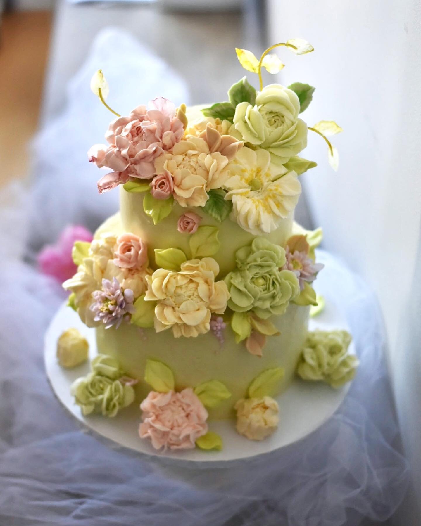 Ending the last day of intensive course a little differently. We finished this tiered cake as the student was hoping to make her daughter&rsquo;s birthday extra special this year. ☺️

#riceandflowerclass #buttercreamflower