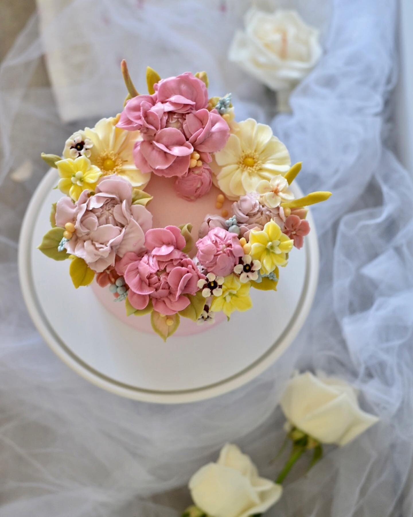 For a sweet 16th 🎂💖👑

#birthdaycake #buttercreamflowers