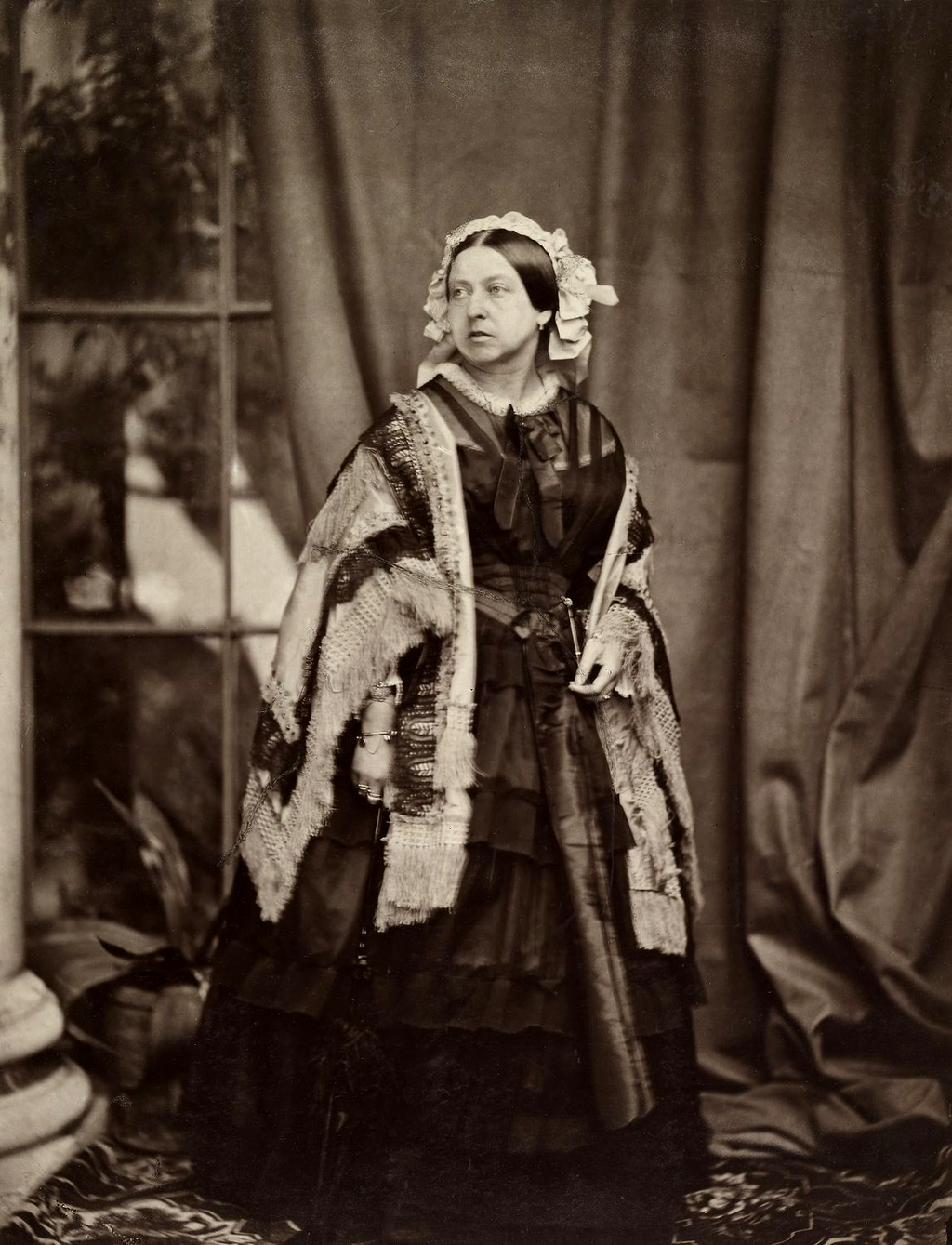 1024px-Queen_Victoria_by_JJE_Mayall,_1860.png