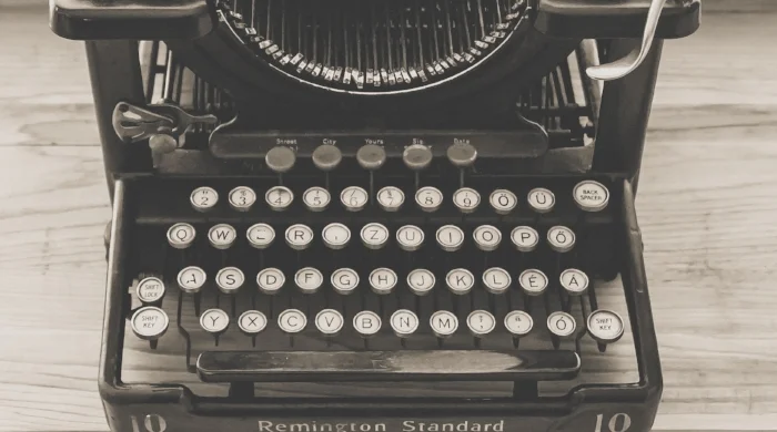 typewriter-vintage-old-vintage-typewriter-163084 (1).jpeg