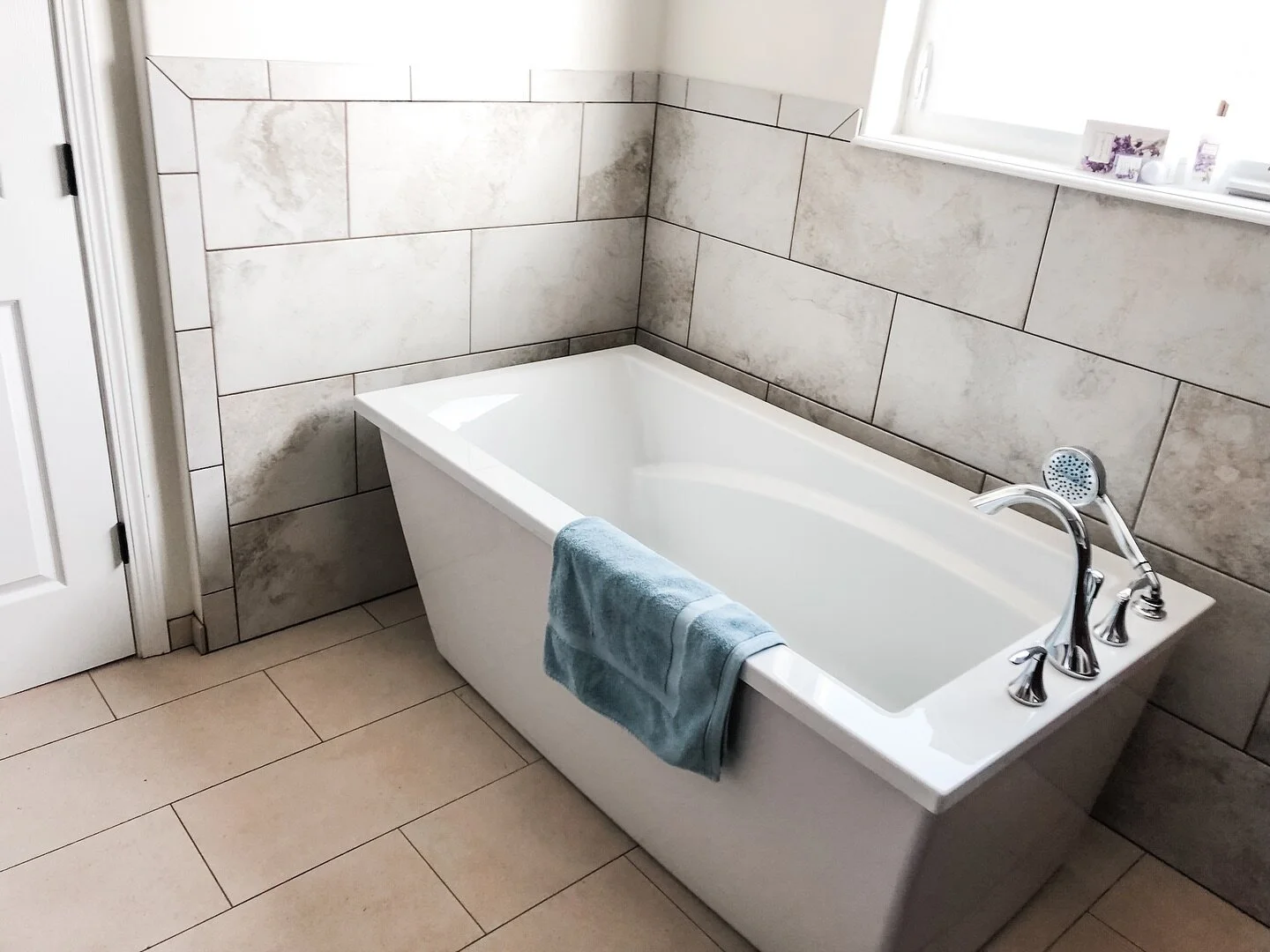 Tub and wall surrounds for the win

#livingstonmontana #bozemanmontana #montanatile #tileinstall #tileinstallation #tileideas #tileinspo #tileinstaller