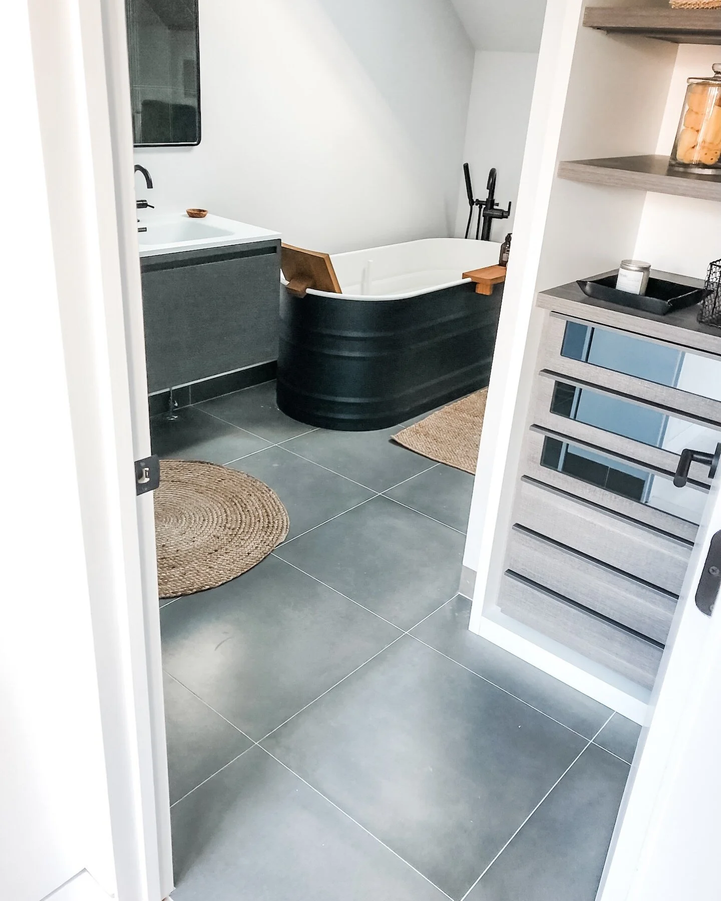 Who could say no to a black tub? 

#livingstonmontana #bozemanmontana #tileinstallation #tileinspo #tileinspiration #tileinstaller #tiledesign #bathroomideas #bathroomgoals