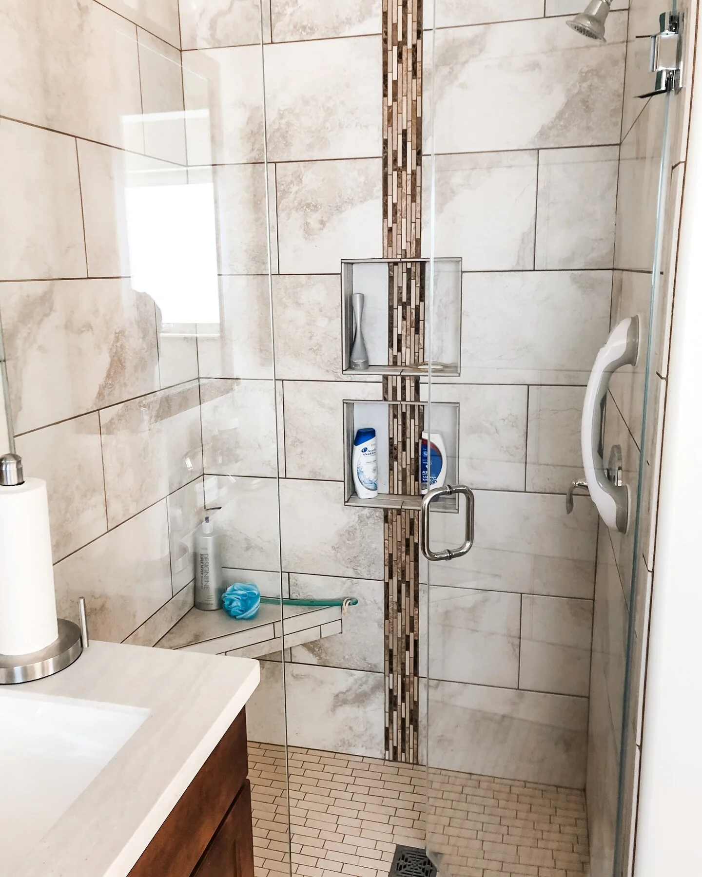 Breaking it up with accent strips

#tileinstaller #bozemanmontana #livingstonmontana #tilesdesign #tilestyle #bathroominspo #bathroomideas #showerdesign