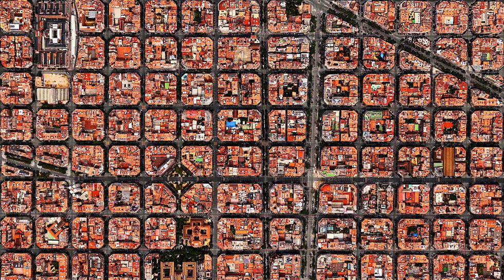 4. SMALL BLOCKS Blocks should be less than or equal to 2 hectares and 70% of the blocks should comply with this standard. Exceptions made for industrial areas. Small blocks scale the city down to human size so that walking is more pleasant. Traffic is more efficient in the dense road mesh created by small block development. The urban landscape of Barcelona is dominated by small blocks which makes for a pleasant walking experience for pedestrians. 