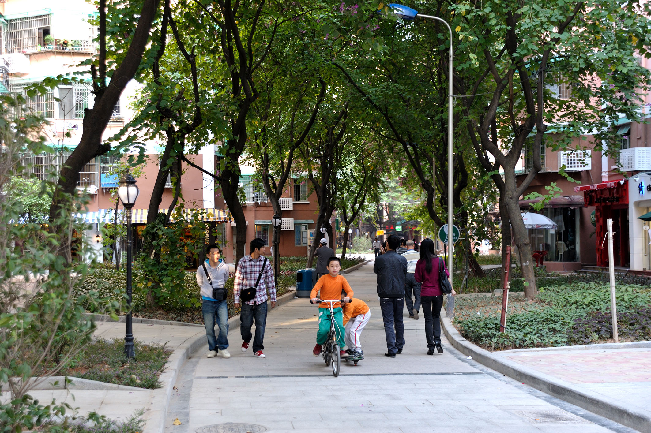 6. NON MOTORIZED TRANSIT There should be dedicated and connected walking paths of at least 10 km in length per square kilometer, and dedicated and connected biking paths of least 10 km in length per square kilometer in urban areas. A good example of a walkable community is Liuyun Xiaoqu. Ranked fifth on a list of 50 projects by the Institute for Transportation and Development Policy, Liuyun Xiaoqu offers a dense network of pedestrian/bicycle only roads and strict car control.