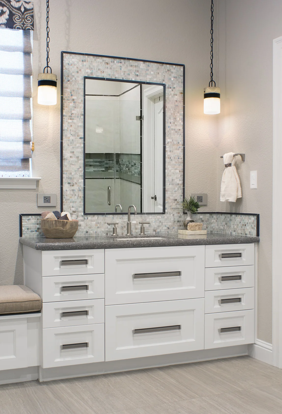 vanity2_HDR_2ndRound_withmirror.jpg