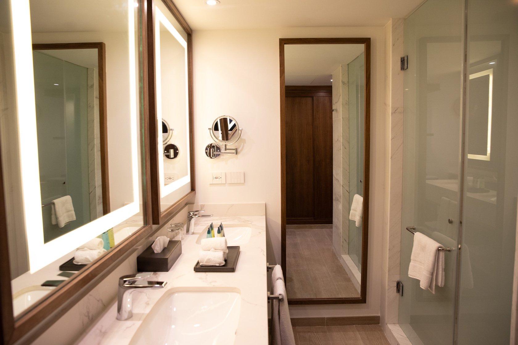 ROYALTON-BARBADOS-JUNIOR-SUITE-2-BEDS-BATHROOM.jpg
