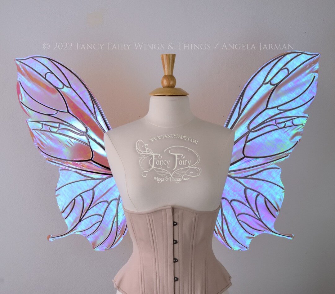 Small fairy wing drop on the way!
Pansy in iridescent Berry film, and Elvina with iridescent Ultraviolet, both with black veins.
My bio link has more info!