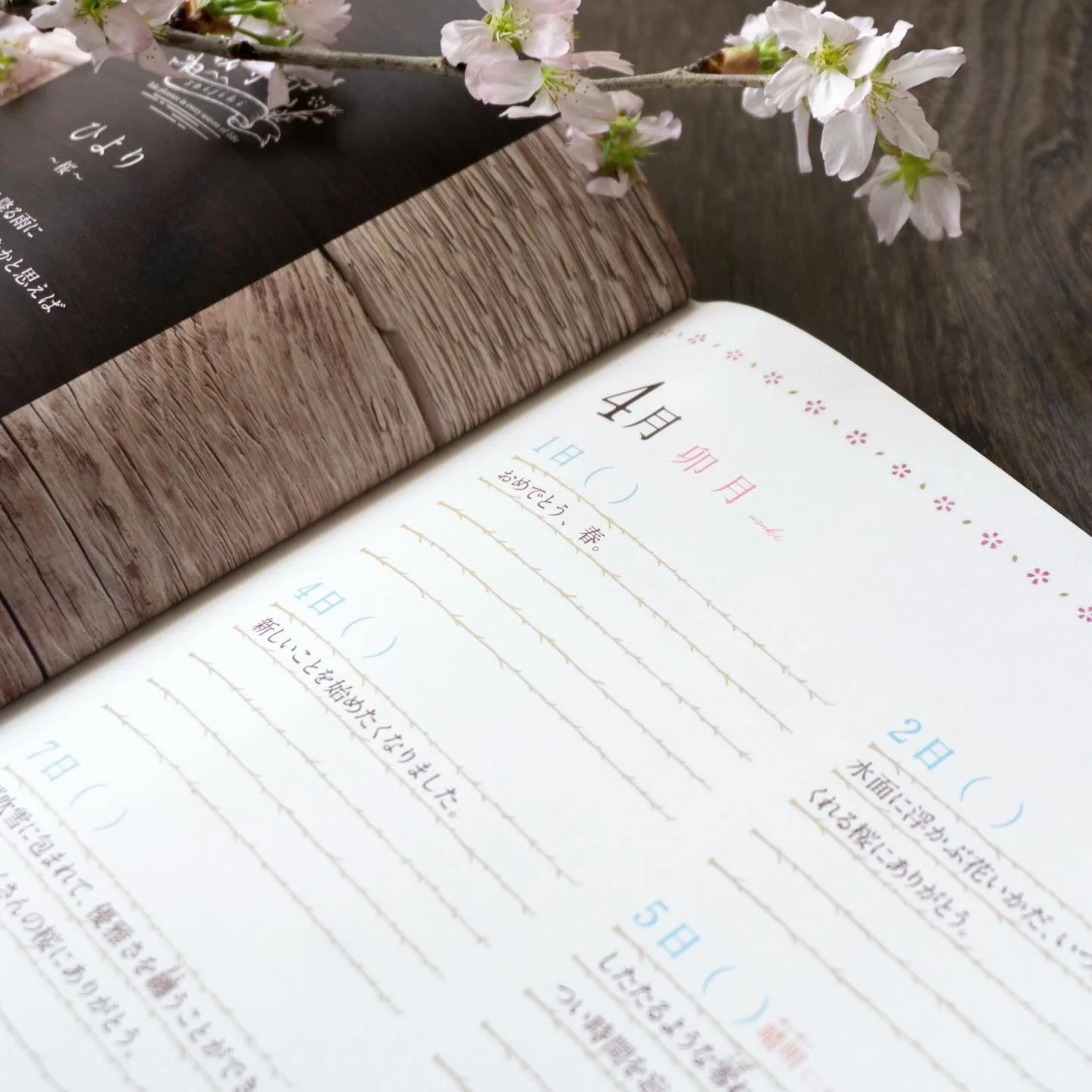 感謝の歳時記
4月〜卯月〜
誕生花
ー＊ー＊ー＊ー＊ー＊ー＊ー＊ー＊ー
カスミソウ
〜 花言葉 〜「清らかな心、親切」
ー＊ー＊ー＊ー＊ー＊ー＊ー＊ー＊ー
.
習慣によって自分の幸せに気づき
持続的な幸せを
.
日記帳を必要としている人はもちろん、
人生の節目（出産、結婚、就学、就職、転職、退職、転居）を迎えている方や、
前に進む力を作り出そうとしている方、
もう一度自分の幸せを再認識したい方はぜひお使いください！
.
詳細はショップサイトへ
https://terrace.theshop.