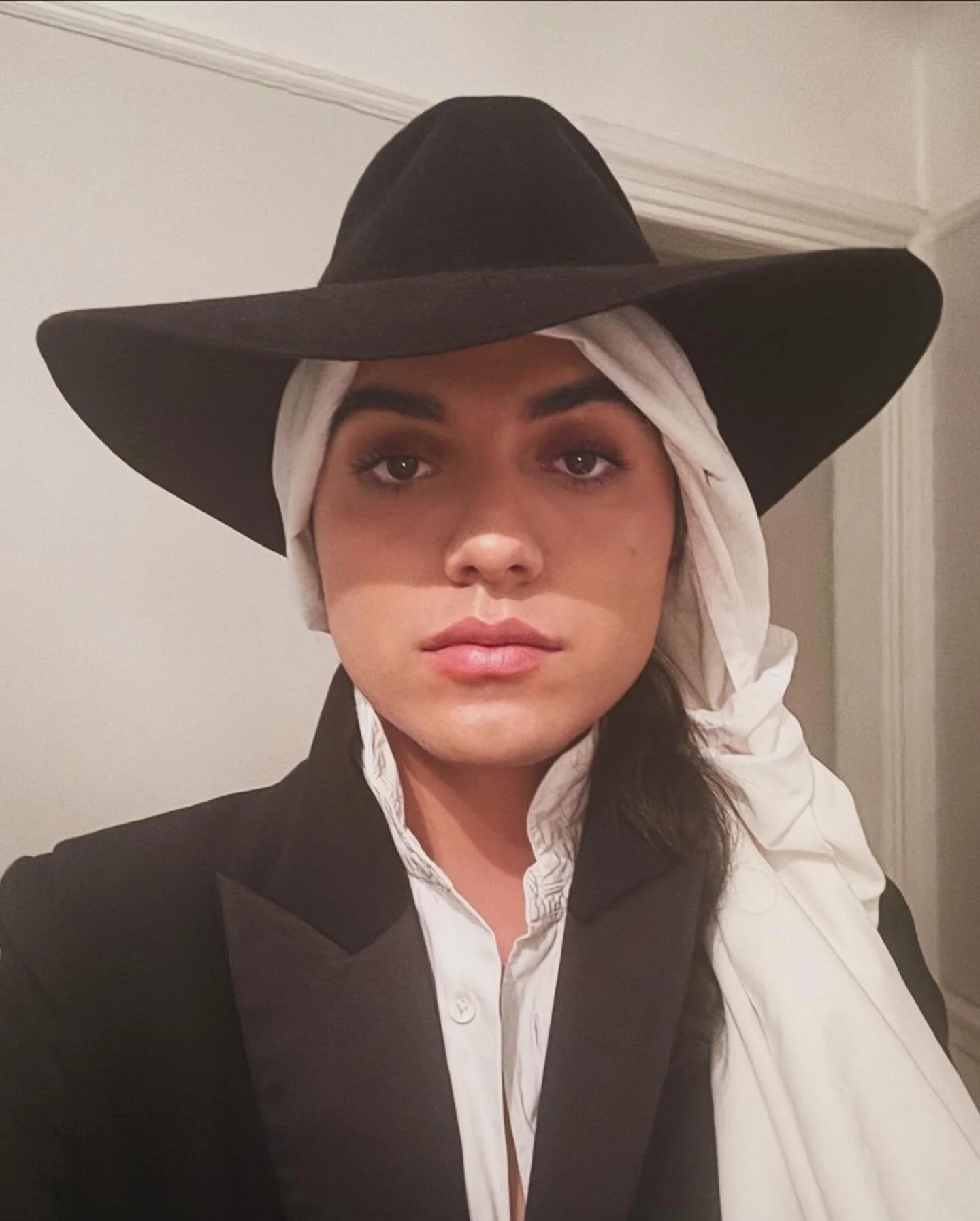 Just another day haunting the high desert &mdash; guess I wasn&rsquo;t the only one who got the black wide-brim memo&hellip; and painting bridges. Happy Halloween 🖤🖤

#GeorgiaOKeeffe #Amadour