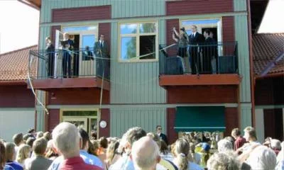 Kungen har gått upp på balkongen för att klippa bandet.