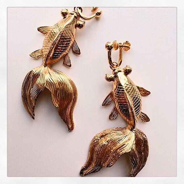 IN LOVE WITH THIS HANDMADE KOI FISH EARRINGS @amurofficial  USING UP-CYCLED BRASS METAL MARTIAL FROM RECYCLED ELECTRONICS 🔥.
.
.
#handcrafted #jewerly #thefutureisknow #earrings #weddingideas #weddingguest #recycling #upcycling #upcycle #weddingjewe