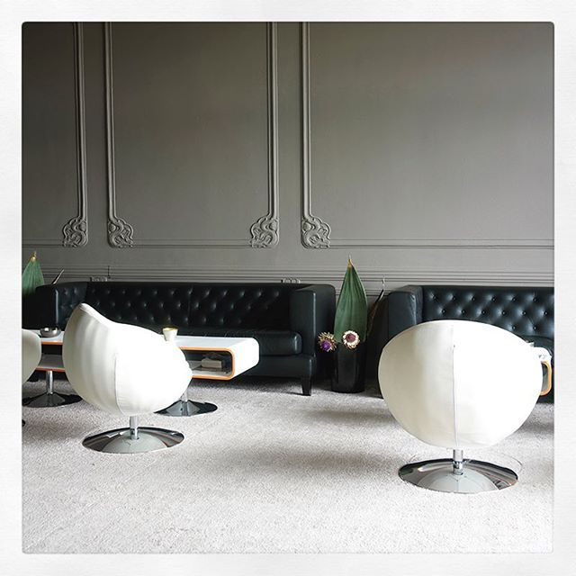 Lovely place for a business meeting today 🖤#beautybrand #from #losangeles #blankenese #hamburg #lastdayshere #hamburgmeineperle #interiordesign #interiorinspiration #nicehotels #beauty #beautybrand #beautifulskin #california #skincarebrand #socialwe