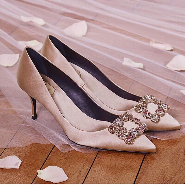 INVESTMENT PIECE @rogervivier WEAR IT BEFORE- DURING AND AFTER YOUR WEDDING 💥#buyonefitsall #socialweddingclub💌 #investment #styling #stylingtips #weddingstyling #weddingguest thank you for this one @_alexandrakruse_ #rogervivier #heels #shoeaddict