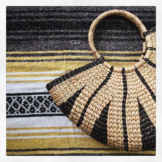 HANDMADE SEAGRASS BAGS FROM CALIFORNIA 💥EDUCATION DONATIONS FOR CHILDREN IN NEED @seaandgrass .
.
#handmade #openmind #socialproject #lovewhatyoudo #pam #whomademyclothes #thailand #sunshine #seagrass #strawbag #california #sandiego #travel #beachti