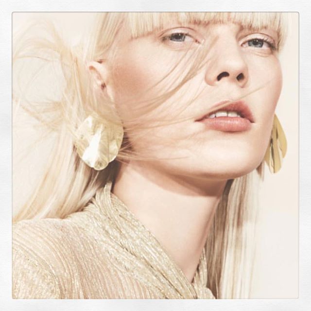 Handmade fine jewelry from Denmark 💥love what you do @rebekkanotkin
.
.
beautiful #handmade #finejewelry #earrings #weddingideas #weddingideas #weddingstyling #socialweddingclub💌