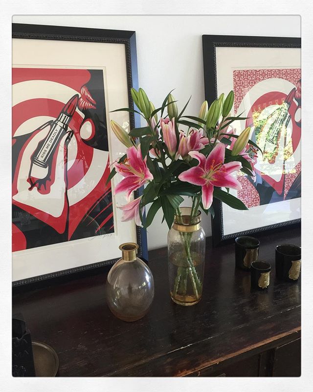 WHEN FLOWERS LIGHT UP MY MORNING 🌷🎋🌱
.
.
 #morningmood #flowergram #homesweethome #homedecor #lightup #decoration #homedecor #homegoods #interiorstyle #familygoals #obeygiant #obey #art #streetart