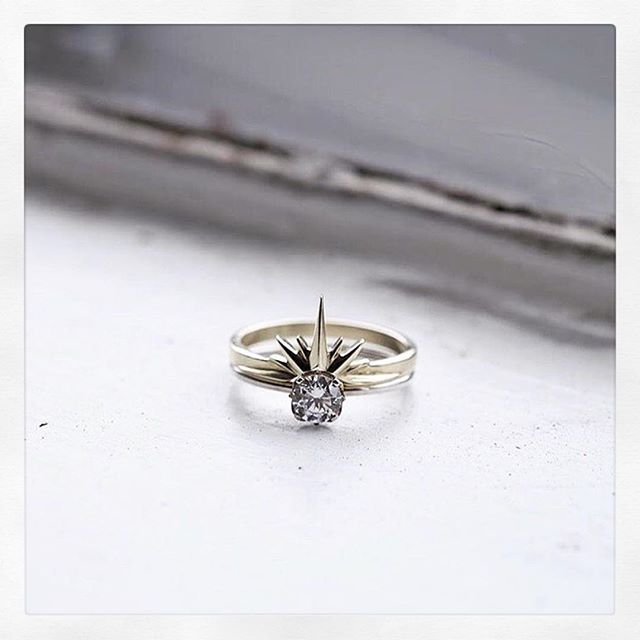 STILL ON OF MY FAVORITE ENGAGEMENT RINGS @meadowlarkjewellery 💍 🖤.
.
.
#more #engagementring #ideas #soon #@ #socialweddingclub💌 #weddingideas #newzeeland #jewerlydesigner #jevelry #weddinginspiration #bridetobe