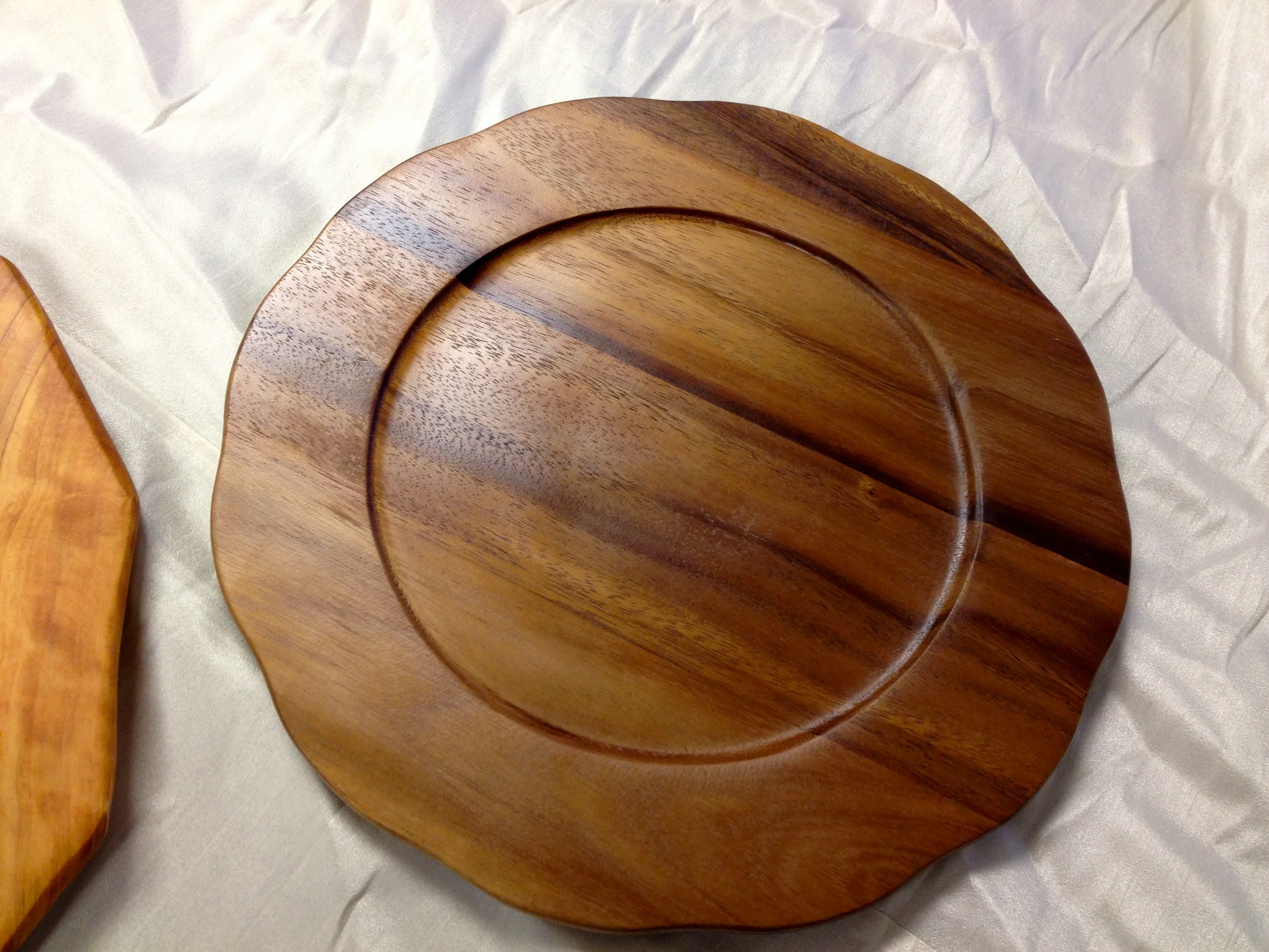 Wood Charger - Acacia.png