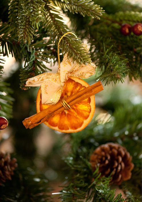 Can you already imagine the citrus smell of orange and cinnamon as it hangs on the tree? Scented decorations throughout the house are a great way to make your home smell amazing! Source: snob.ru