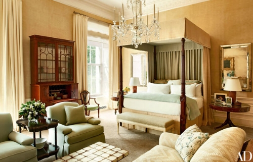 Michelle & Barack Obama's master bedroom is described as their 'sanctuary'. Decorated in beige tones with a soft green running through, the bed has an antique canopy. It gives the feel of a very luxurious hotel room, comfortable and elegant. Photo: whitehousemuseum.org