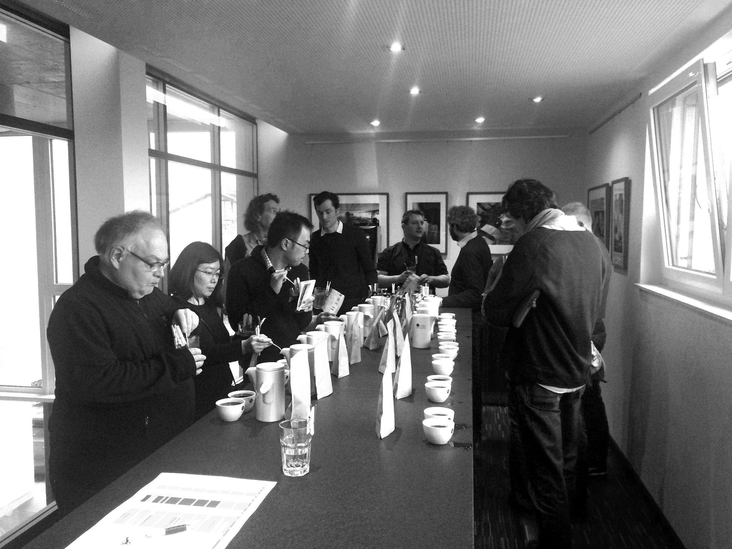 Einige der insgesamt 34 Teilnehmer am Preshipment-Cuptasting am 22. Februar 2017 im Coffee Consulate in Mannheim; Foto: Ingo H. Klett für die © WEBER Packaging GmbH, 2017