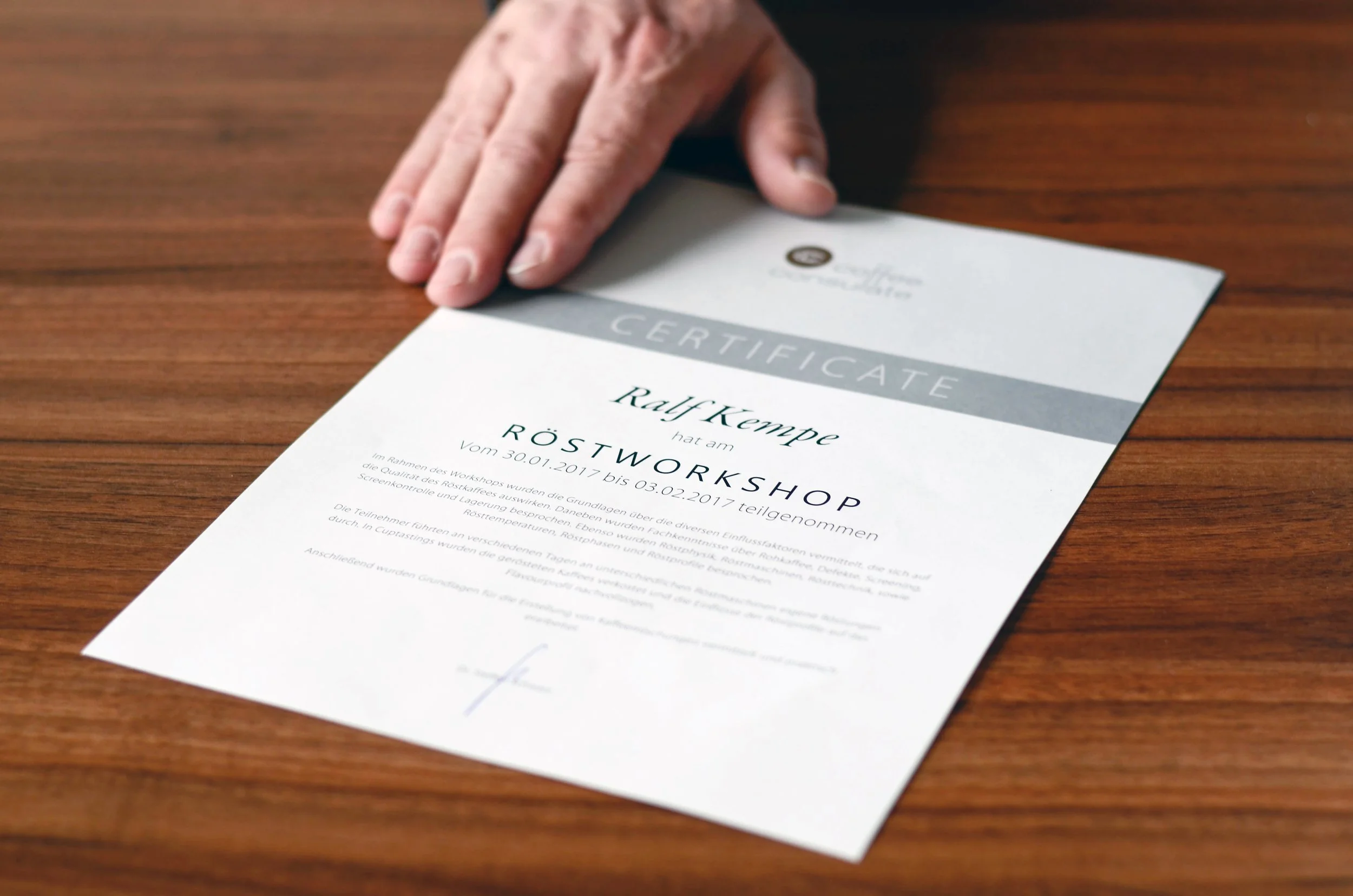 Die Urkunde. Foto: Marina Brockhoff für die © WEBER Packaging GmbH, 2017