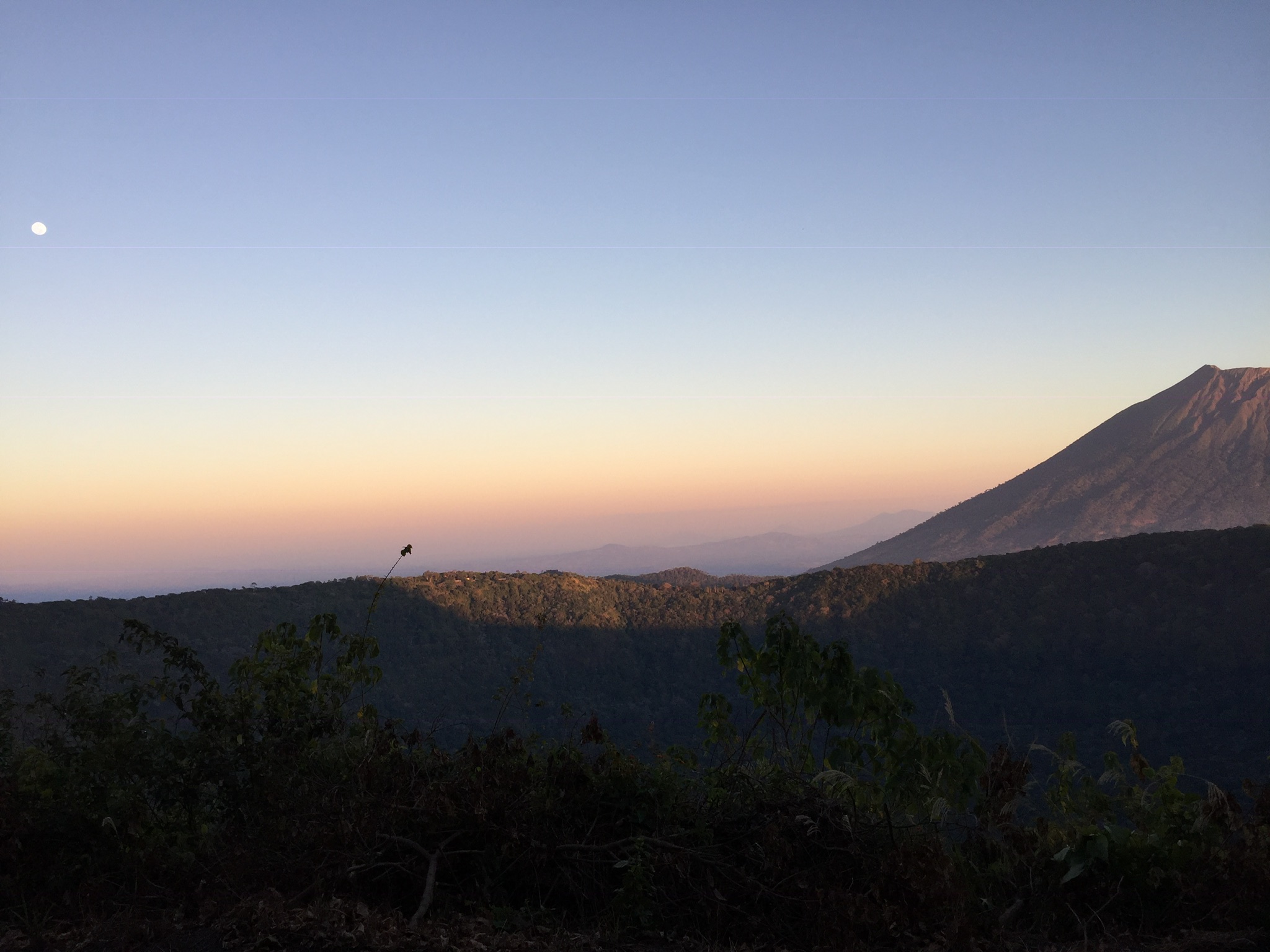 Links am Volcán de San Miguel vorbeiblickend. Foto: Noemi Gerhäusser für die © WEBER Packaging GmbH, 2019