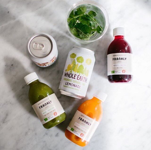 Alle vores drikkevarer er &oslash;kologiske 🌱🍋🥒 Juicen er koldpresset &amp; propfyldt med n&aelig;rende vitaminer og mineraler - Lemonaden er s&oslash;det med agave sirup, og vores vand-koncept er CO2 neutralt 🌱♻️🌸 #greenneighbour #&oslash;kolog