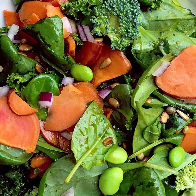 🌱🍠🥒 Bagt s&oslash;d kartoffel, edamame b&oslash;nner, spr&oslash;d broccoli, solsikke crunch + Soya- &amp; limedressing fyldt med UMAMI 🌸#greenneighbour #plantebaseret #plantebased #mitaarhus #hverdagsmad #gr&oslash;ntergodt #gr&oslash;nt #&oslas