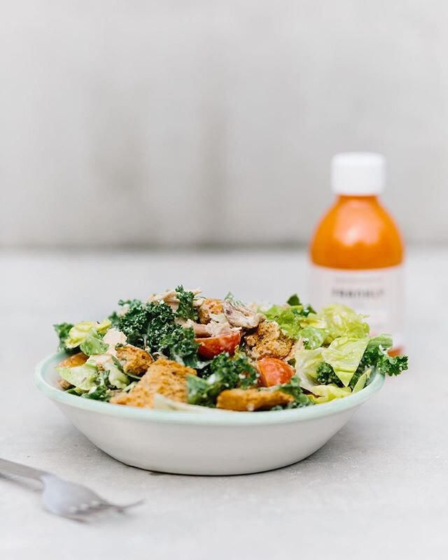 SNASKET, GR&Oslash;NT &amp; L&AElig;KKERT 🥗 Svaret er - CHICKEN C&AElig;SAR! 🌱🥑🍋 Pr&oslash;v vores salatmenu. 1 x valgfri salatbowl, 1 x valgfri drikke og dertil et stykke verdensklasse surdejsbr&oslash;d. Alt dette for kun 125,- 100% &oslash;kol