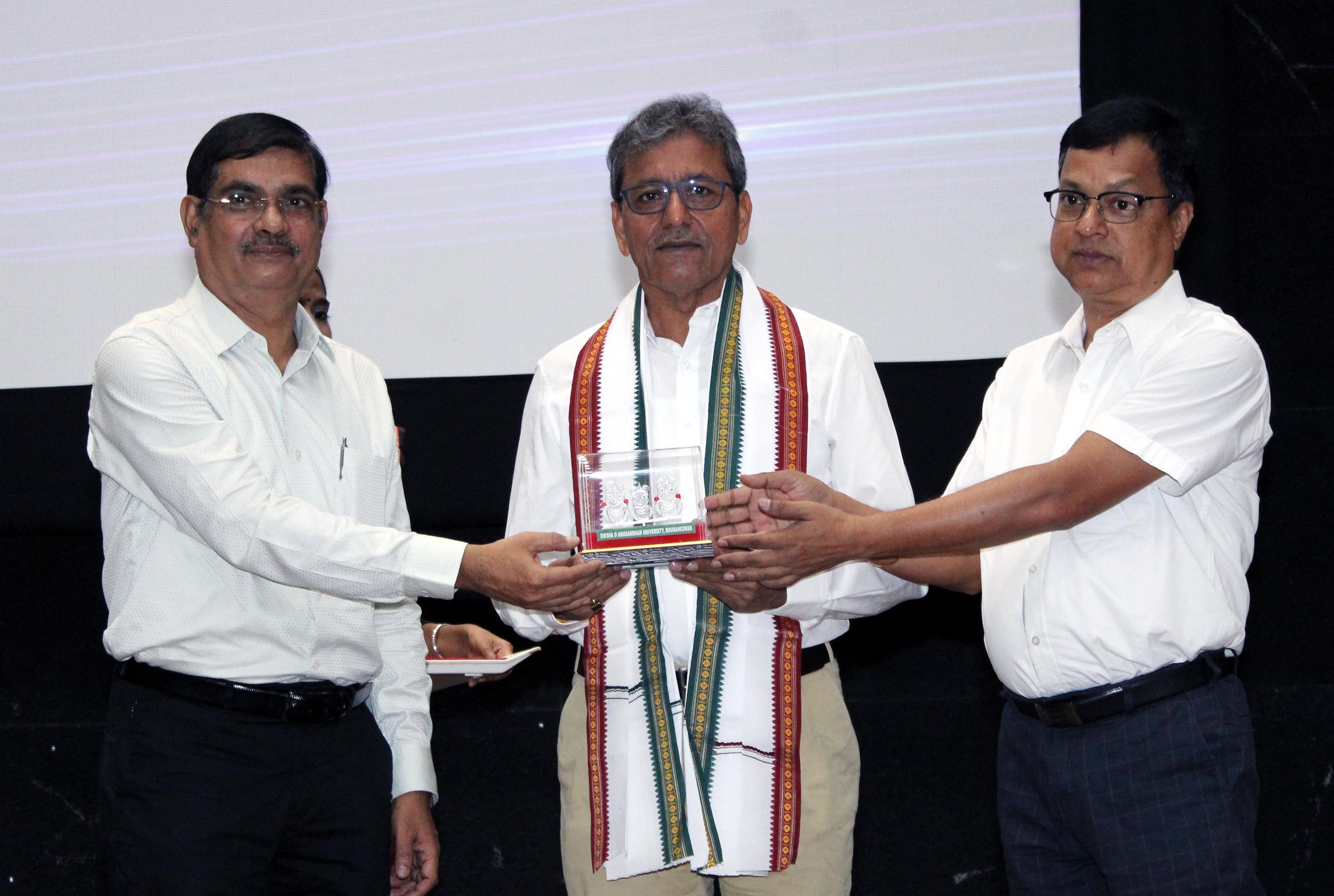 Men klitorimni tezroq silkitib qoyishim kerak.