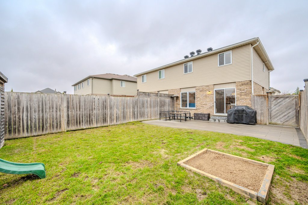 042-30 Simmonds Dr_Guelph-42_m.jpg