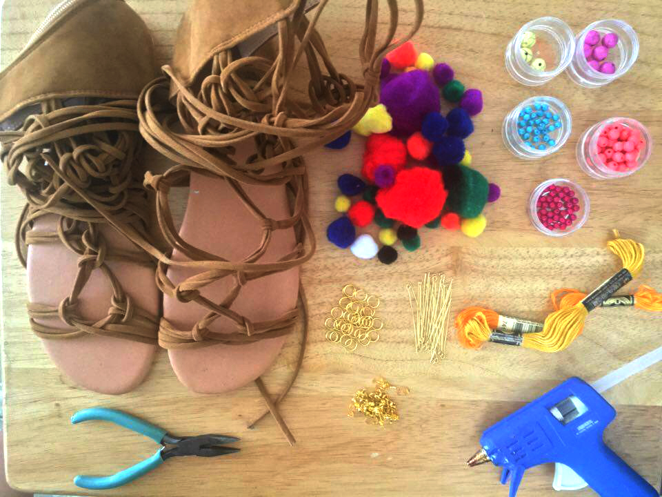 Necesitas: 1. Sandalias de tu preferencia (Compre estas aquí por $11, size 10.5) 2. Pinzas 3. Pega caliente ( pistola y tubo de pega ) 4. Jump Rings ( 8mm ) 5. Pom Poms (Similares aquí y aquí ) 6. Tassles ( aquí ) o hilo para hacer tassles 7. Headpins 8. 5 tipos de cuentas de diferentes tamaños y colores 9. Eyepins 10. Charms de Piña (no sale en la foto, plateados aquí ) 11. Cord End Crimp